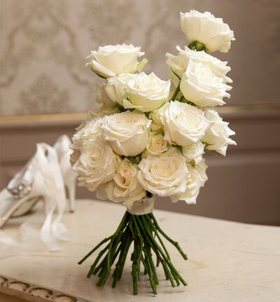 Hvit og stilren softice brudebukett med roser 